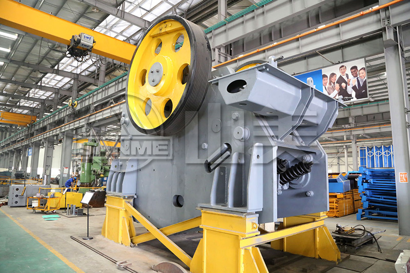 顎式破碎機工作中出現(xiàn)卡料、不下料是什么原因