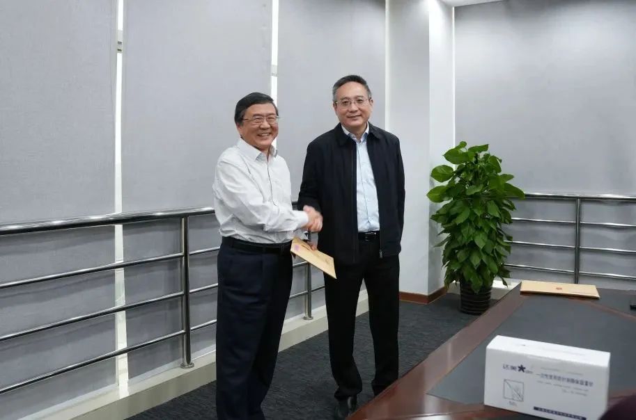 奉賢區(qū)人大常委會黨組書記、主任張培榮一行蒞臨上海山美股份開展“優(yōu)環(huán)境、穩(wěn)經(jīng)濟(jì)”大走訪大調(diào)研
