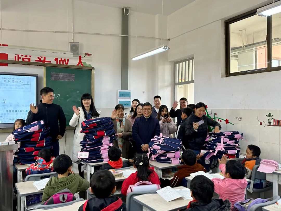 【用心呵護(hù)幼苗】楊安民董事長走進(jìn)中國砂石協(xié)會希望小學(xué) 以實際行動踐行企業(yè)社會責(zé)任